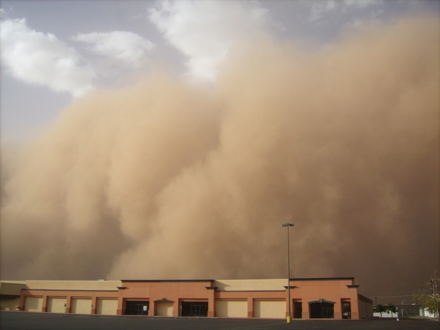 Tempête de sable (haboob)  au-dessus des maisons dans le désert
